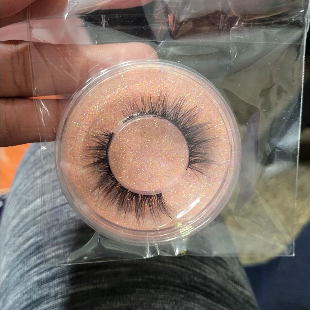eyelashes